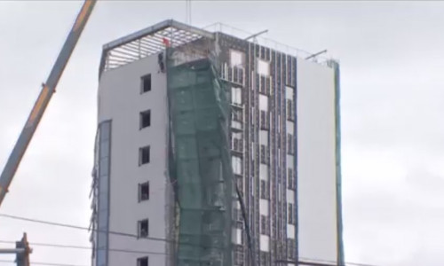 O schelă stă să cadă în centrul Capitalei. Sursă Foto: Antena 3 CNN
