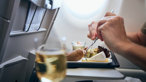 Mâncare avion/ Shutterstock
