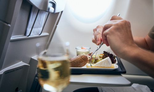 Mâncare avion/ Shutterstock