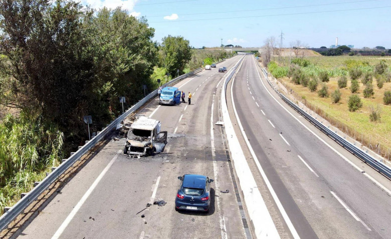 Italy: Assault with weapons to an armored convoy on the Brindisi Lecce road. Gunshots and cars on fire. The thieves are on the run with 3 million euros