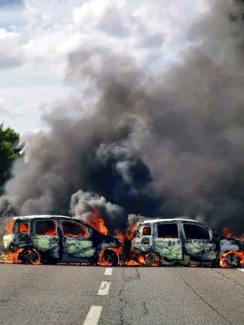 Italy: Assault with weapons to an armored convoy on the Brindisi Lecce road. Gunshots and cars on fire. The thieves are on the run with 3 million euros