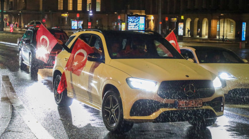 Poliţia din Berlin a oprit coloana de suporteri turci după gesturi controversate înaintea meciului cu Ţările de Jos/ Profimedia
