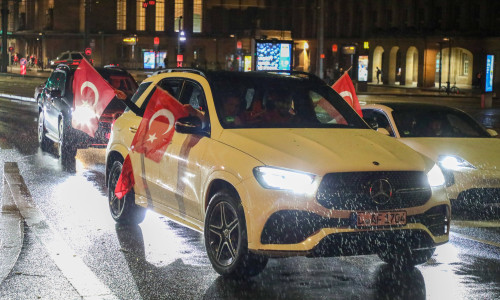 Poliţia din Berlin a oprit coloana de suporteri turci după gesturi controversate înaintea meciului cu Ţările de Jos/ Profimedia