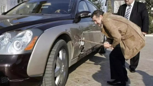 Portarul de la intrarea în muzeul Maybach, reacție după ce a văzut cum Gigi Becali își repară mașina cu ranga/ Foto: Captură video