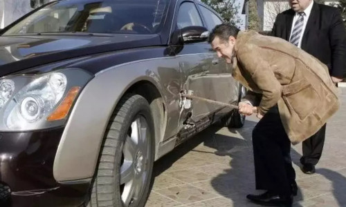 Portarul de la intrarea în muzeul Maybach, reacție după ce a văzut cum Gigi Becali își repară mașina cu ranga/ Foto: Captură video