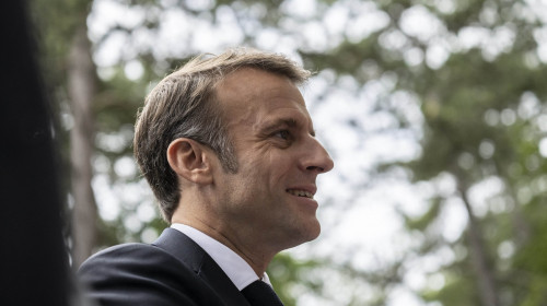 Emmanuel Macron, président de la République Française, et la Première dame Brigitte Macron, à la sortie du bureau de vote lors du deuxième tour des élections législatives au Touquet