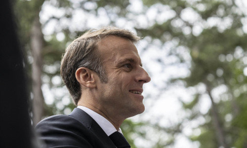 Emmanuel Macron, président de la République Française, et la Première dame Brigitte Macron, à la sortie du bureau de vote lors du deuxième tour des élections législatives au Touquet