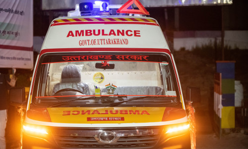 Ambulanța India/ Shutterstock