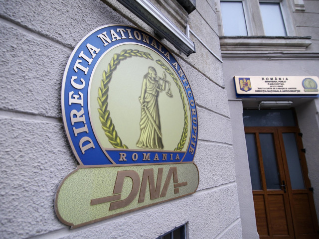 Trei oficiali ai Primăriei Sector 5, arestați de DNA pentru corupție