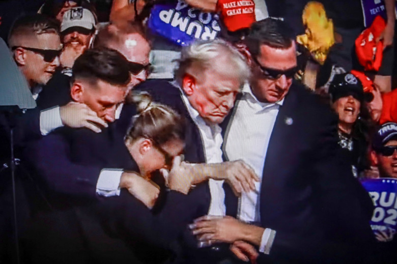 Trump's ear wounded in Pennsylvania rally attack - 14 Jul 204