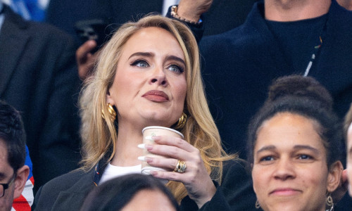 Adele Laurie Blue Adkins (England, Saengerin, Musikerin) mit Kaffee auf der VIP Tribuene, GER, Netherlands (NED) vs Engl