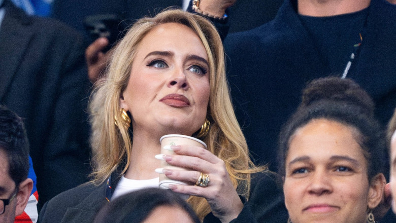 Adele Laurie Blue Adkins (England, Saengerin, Musikerin) mit Kaffee auf der VIP Tribuene, GER, Netherlands (NED) vs Engl