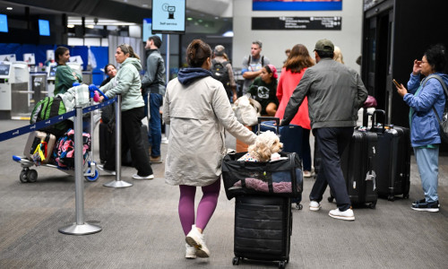 oameni in aeroport