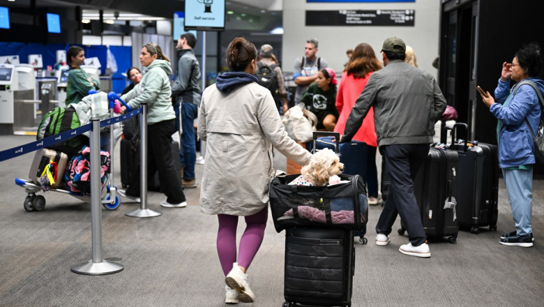 oameni in aeroport