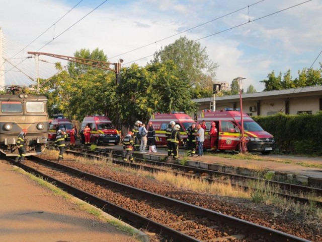 15 persoane au fost rănite, după ce o locomotivă a rămas fără frâne și a lovit vagoanele la care urma să se cupleze, în Gara Basarab