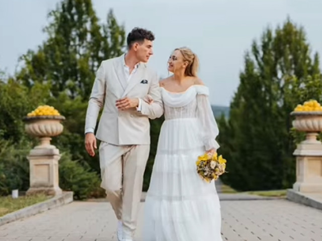 Foto Ilona Brezoianu, nuntă pe relaxare și distracție. Actrița a lăcrimat când a fost condusă la altar de tatăl ei, apoi a dat tonul distracției cu un salt în piscină