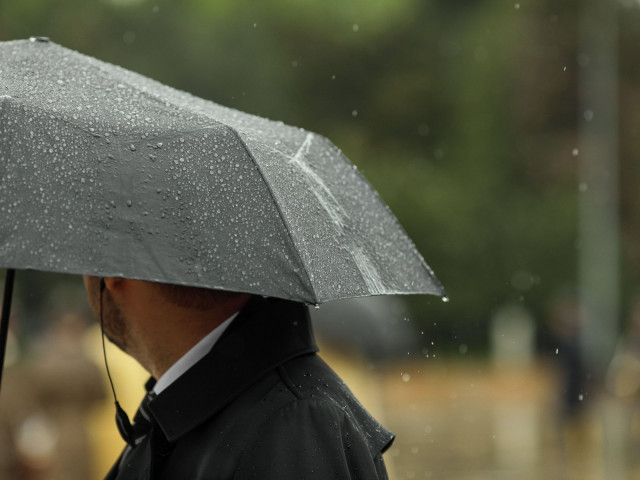 Meteorologii anunţă că marţi vor fi precipitaţii abundente în mai multe zone. Zonele în care vântul va sufla cu putere