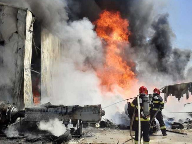 Arde o hală cu mase plastice în Vâlcea. Trei persoane, printre care un pompier, au avut nevoie de îngrijiri medicale