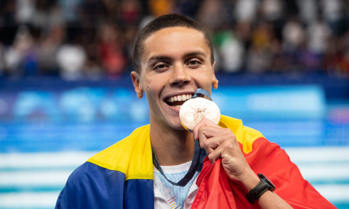 Motivul pentru care olimpicii își mușcă medaliile/ Foto: Facebook