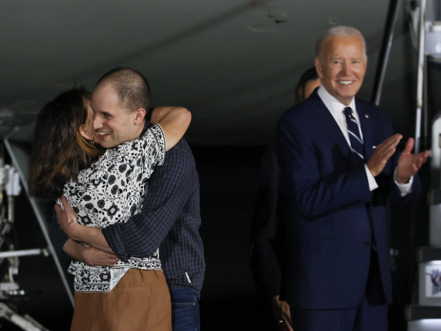 Întâlnire emoţionantă între Evan Gershkovich şi mama sa. Joe Biden şi Kamala Harris i-au întâmpinat la aeroport