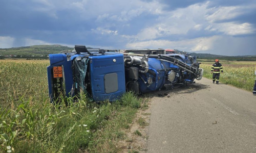 O cisternă încărcată cu 10 tone de petrol s-a răsturnat pe un drum din judeţul Prahova/ Foto: News.ro