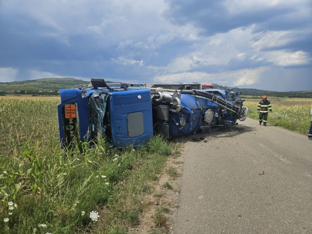 O cisternă încărcată cu 10 tone de petrol s-a răsturnat pe un drum din judeţul Prahova. Nu sunt scurgeri pe carosabil