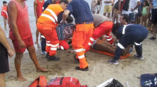 Cel puţin trei persoane au fost rănite de un fulger care a lovit o plajă aglomerată din Italia/ Foto: X