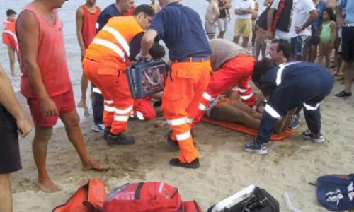 Cel puţin trei persoane au fost rănite de un fulger care a lovit o plajă aglomerată din Italia/ Foto: X