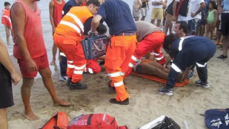 Cel puţin trei persoane au fost rănite de un fulger care a lovit o plajă aglomerată din Italia/ Foto: X