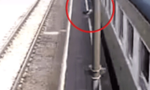O influenceriță a fost la un pas să-și piardă viața, după ce căzut din tren în timp ce făcea un live/ Foto: Captură video Instagram