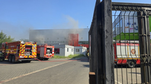 Incendiu puternic la o hală din Popeşti-Leordeni/ Foto: News.ro