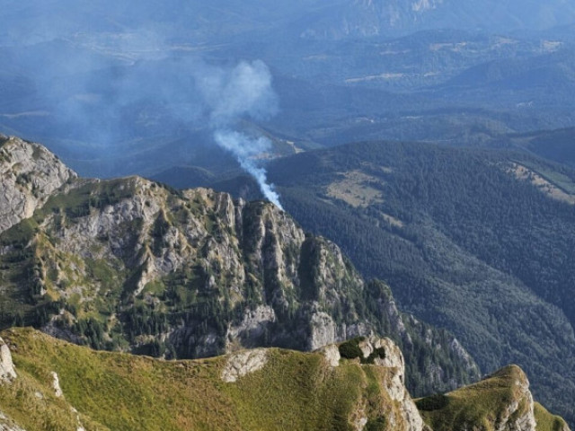 Turiştii, sfătuiţi să evite principalele trasee din Bucegi, în acest weekend, din cauza reactivării incendiului din Valea Bujorilor