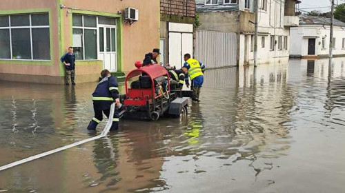 Inundaţii în mai multe curţi şi case din sudul litoralului/ Foto: News.ro