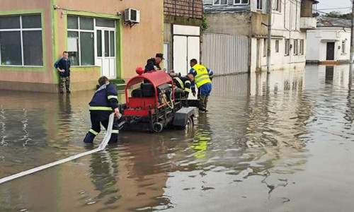 Inundaţii în mai multe curţi şi case din sudul litoralului/ Foto: News.ro