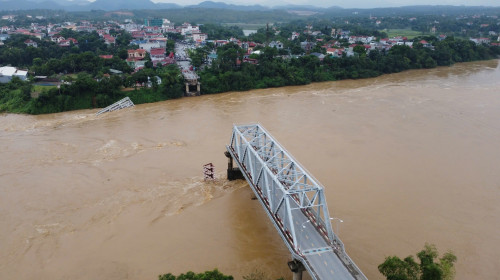 Imagini cu momentul în care mai multe mașini cad într-un râu din Vietnam, după ce podul pe care se aflau s-a prăbușit/ Profimedia