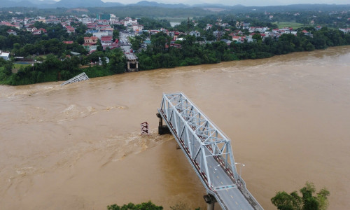 Imagini cu momentul în care mai multe mașini cad într-un râu din Vietnam, după ce podul pe care se aflau s-a prăbușit/ Profimedia