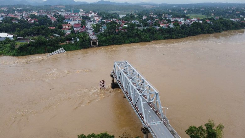 Imagini cu momentul în care mai multe mașini cad într-un râu din Vietnam, după ce podul pe care se aflau s-a prăbușit/ Profimedia