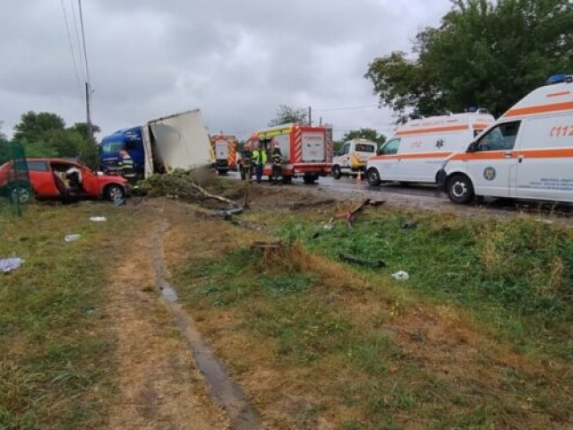 Un mort şi trei răniţi, după ce un TIR şi un autoturism s-au ciocnit, pe DN 2. Circulaţia se desfăşoară pe un singur fir