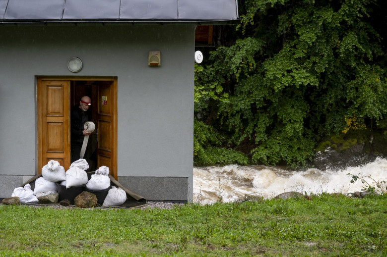 rozvodněná řeka Labe, záplavy, povodně, protipovodňová opatření, pytle s pískem