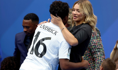 Madrid, Spanien. 27th July, 2024. Madrid Spain; 07/27/2024.- Brazilian player Endrick is presented to Real Madrid fans as a new signing by Florentino Perez, president of the Merengue club. Endrick, his girlfriend Gabriely Miranda and his family during the