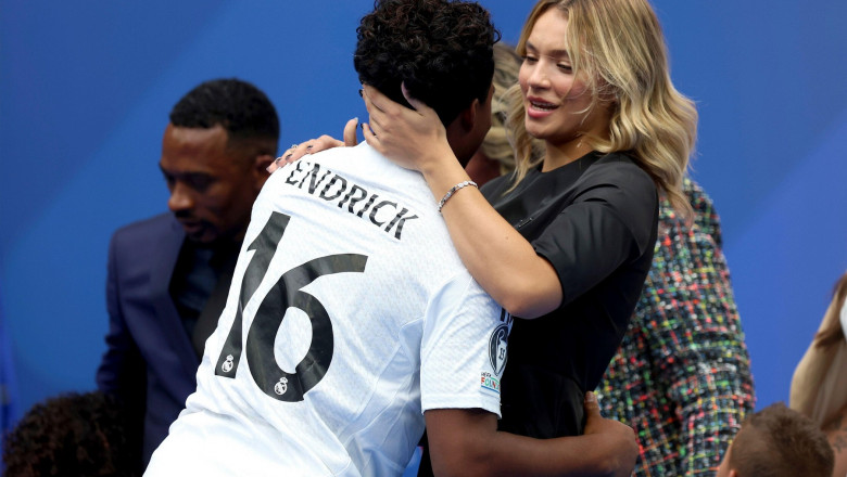 Madrid, Spanien. 27th July, 2024. Madrid Spain; 07/27/2024.- Brazilian player Endrick is presented to Real Madrid fans as a new signing by Florentino Perez, president of the Merengue club. Endrick, his girlfriend Gabriely Miranda and his family during the