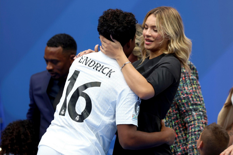 Madrid, Spanien. 27th July, 2024. Madrid Spain; 07/27/2024.- Brazilian player Endrick is presented to Real Madrid fans as a new signing by Florentino Perez, president of the Merengue club. Endrick, his girlfriend Gabriely Miranda and his family during the