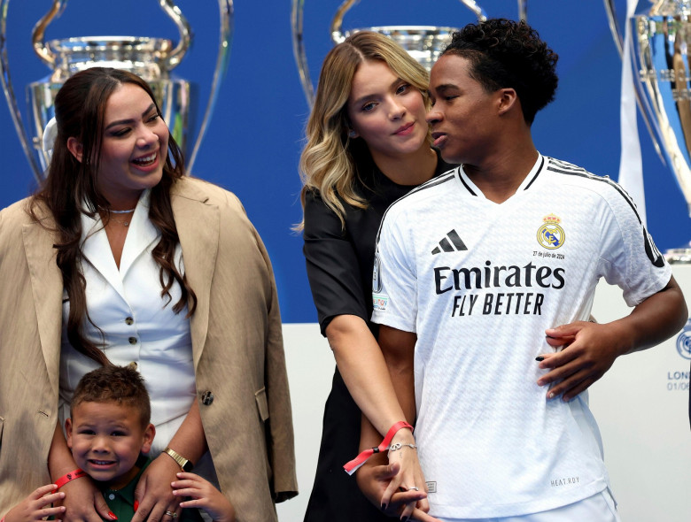 Madrid, Spanien. 27th July, 2024. Madrid Spain; 07/27/2024.- Brazilian player Endrick is presented to Real Madrid fans as a new signing by Florentino Perez, president of the Merengue club. Endrick, his girlfriend Gabriely Miranda and his family during the