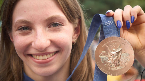 Bucharest, Romania. 16th Aug, 2024: Romanian gymnast Ana Maria Barbosu poses with her Olympic bronze medal won in the floor event, at the end of a ceremony, in Bucharest. Barbosu received the medal a few weeks after she was outranked by the American Jorda