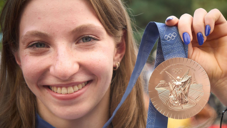 Bucharest, Romania. 16th Aug, 2024: Romanian gymnast Ana Maria Barbosu poses with her Olympic bronze medal won in the floor event, at the end of a ceremony, in Bucharest. Barbosu received the medal a few weeks after she was outranked by the American Jorda