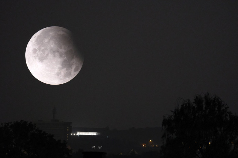 Spectacolul cosmic al Super Lunii și eclipsei parțiale de lună