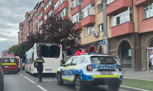 O femeie a murit și două pasagere au fost rănite după ce autobuzul în care erau a frânat brusc/ Credit foto: stirilafixdb.ro