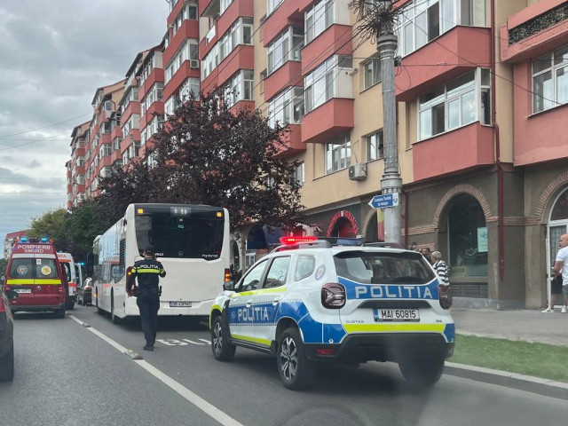 O femeie a murit și două pasagere au fost rănite după ce autobuzul în care erau a frânat brusc. Șoferul încerca să evite un alt autoturism