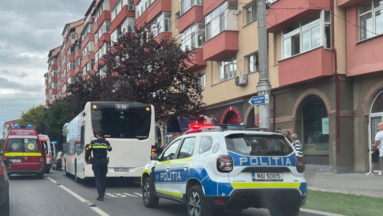 O femeie a murit și două pasagere au fost rănite după ce autobuzul în care erau a frânat brusc/ Credit foto: stirilafixdb.ro