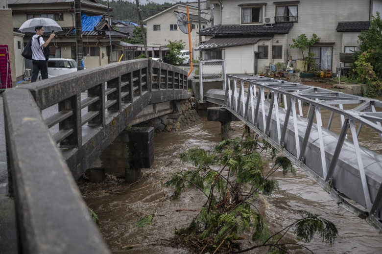 Un mort şi şase dispăruţi în Japonia, afectată de inundaţii şi alunecări de teren (3)